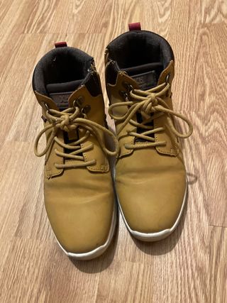 Botas Xti Marrones y Blancas