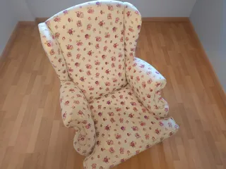 Sillón orejero floral beige y rosa