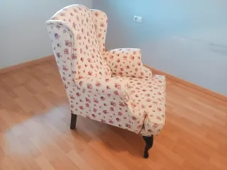 Sillón orejero floral beige y rosa