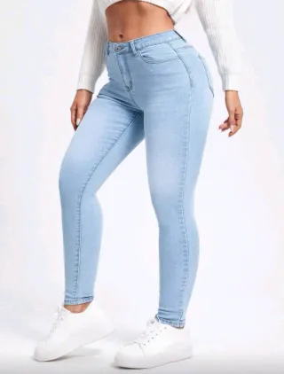 Pantalones vaqueros ajustados azul claro