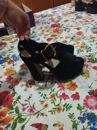 Sandalias negras gamuza