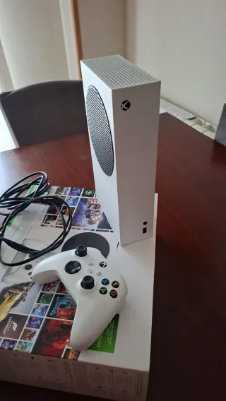 Xbox Series S Blanca + Mando