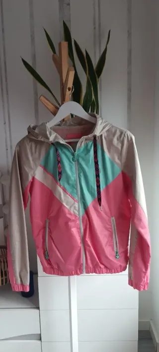 Sudadera deportiva. Chaqueta cortavientos