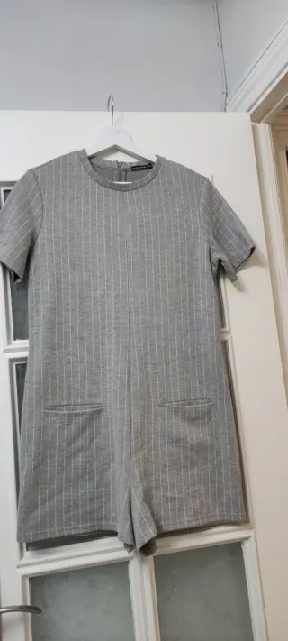 Mono corto gris con rayas