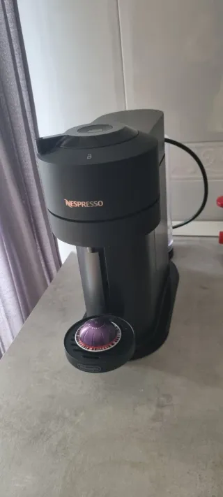Cafetera Nespresso Vertuo Next Negra
