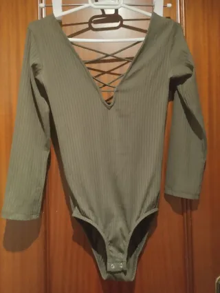 Body manga larga verde oliva con encaje