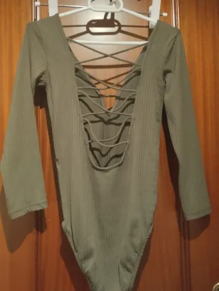 Body manga larga verde oliva con encaje