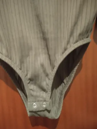 Body manga larga verde oliva con encaje