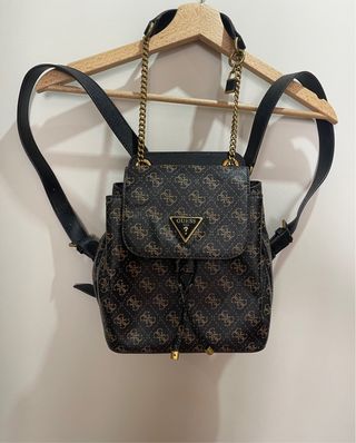 Mochila Guess modelo Cordelia Flap Backpack Autént