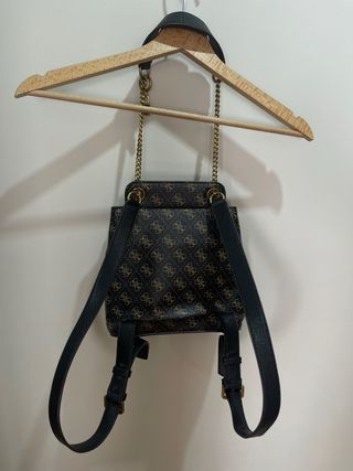 Mochila Guess modelo Cordelia Flap Backpack Autént