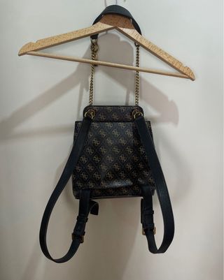 Mochila Guess modelo Cordelia Flap Backpack Autént