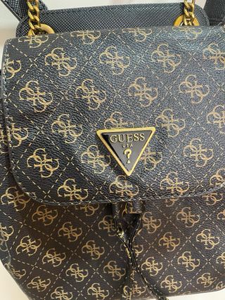 Mochila Guess modelo Cordelia Flap Backpack Autént