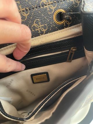 Mochila Guess modelo Cordelia Flap Backpack Autént