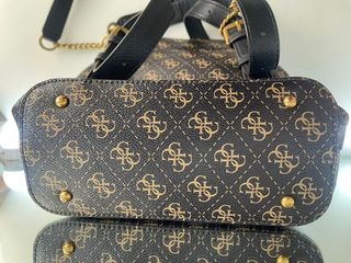 Mochila Guess modelo Cordelia Flap Backpack Autént