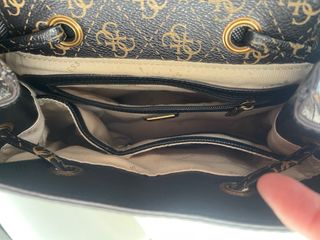 Mochila Guess modelo Cordelia Flap Backpack Autént