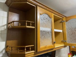 Alacena de madera con puertas de cristal