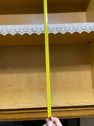 Alacena de madera con puertas de cristal