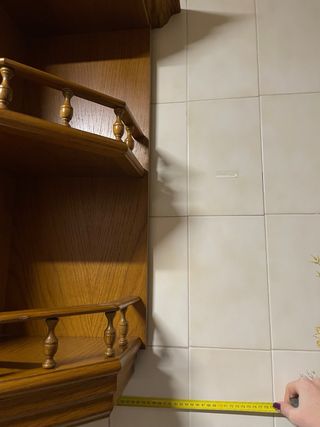 Alacena de madera con puertas de cristal