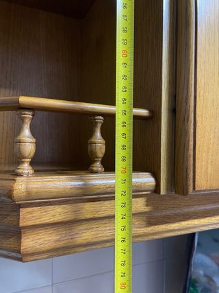 Alacena de madera con puertas de cristal