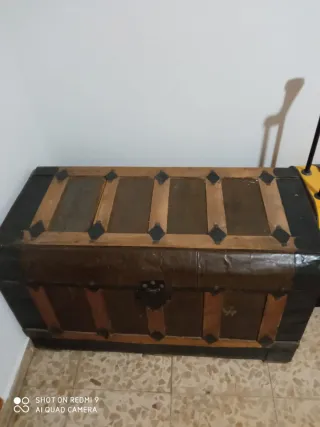 Baúl antiguo de madera y metal