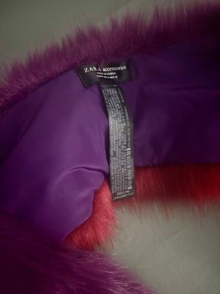 Cuello de pelo Zara rojo y morado
