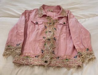 Chaqueta vaquera rosa con encaje