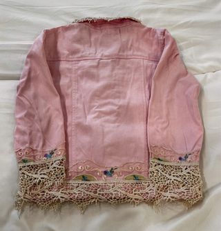 Chaqueta vaquera rosa con encaje
