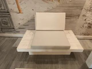 Sillón de madera blanco
