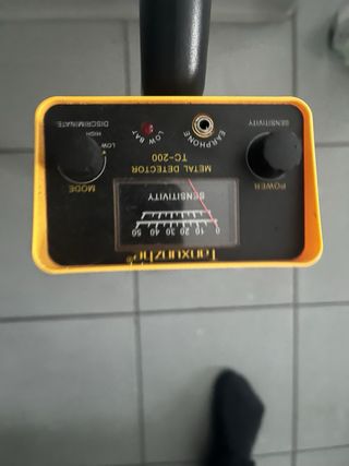 Detector de metales amarillo