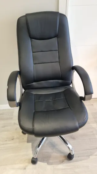 Silla de despacho ergonómica negra