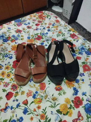 Sandalias de cuña marrón y negras