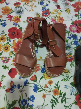 Sandalias de cuña marrón y negras