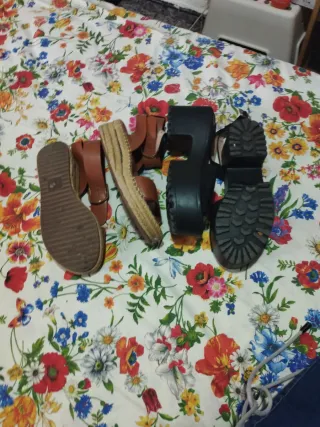 Sandalias de cuña marrón y negras