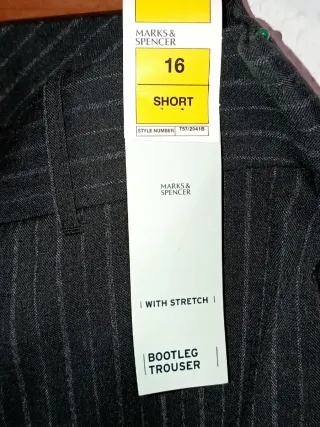 Pantalón negro a rayas con etiqueta