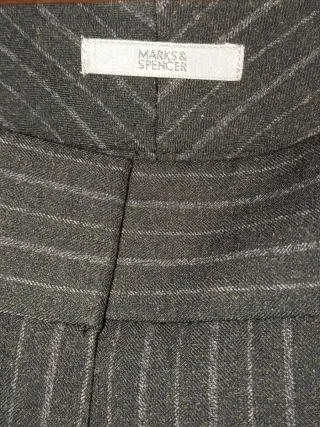 Pantalón negro a rayas con etiqueta