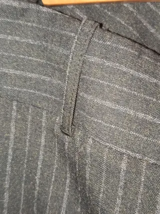 Pantalón negro a rayas con etiqueta