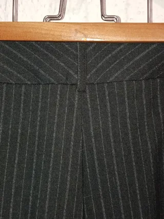 Pantalón negro a rayas con etiqueta