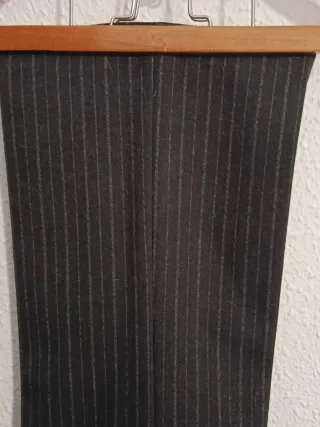 Pantalón negro a rayas con etiqueta