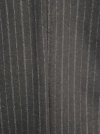 Pantalón negro a rayas con etiqueta