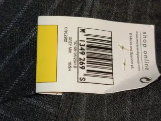 Pantalón negro a rayas con etiqueta