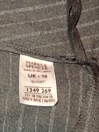 Pantalón negro a rayas con etiqueta