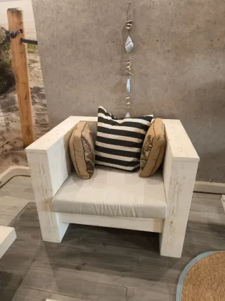 Sillón de madera y tela beige