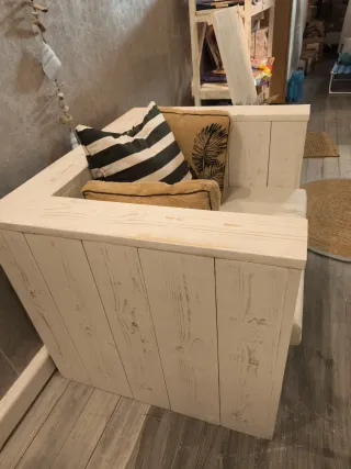 Sillón de madera y tela beige