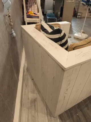 Sillón de madera y tela beige