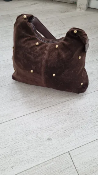 Bolso ante marrón tachas doradas