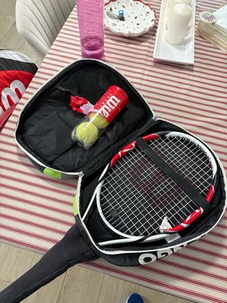 Raqueta de tenis Wilson en funda artengo
