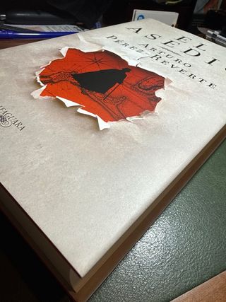 Libro El asedio de Arturo Pérez Reverte