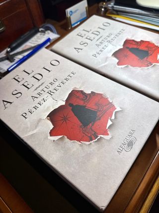 Libro El asedio de Arturo Pérez Reverte