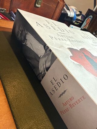 Libro El asedio de Arturo Pérez Reverte