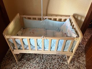 Cuna de bebé de madera con textiles